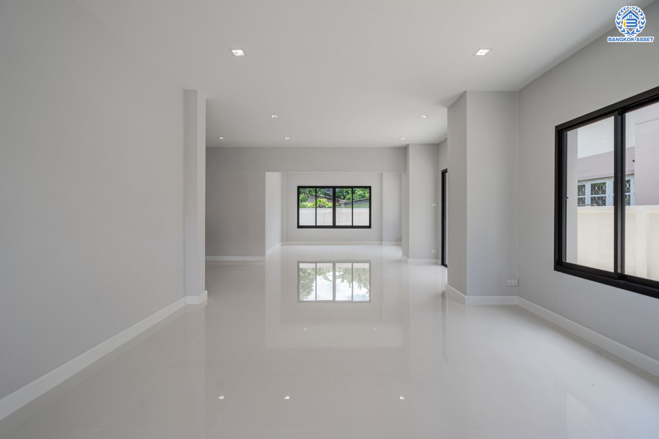 บ้านมือสองตกแต่งใหม่ ม.บ้านชมเพลิน เพชรเกษม หลังมุม เนื้อที่ 122 ตร.ว. ฟังก์ชันครบ 3 ห้องนอน 3 ห้องน้ำ 1 ห้องอเนกประสงค์ 2 ที่จอดรถ บนทำเลศักยภาพ เชื่อมต่อหลายเส้นทาง ใกล้เดอะมอลล์บางแค และรถไฟฟ้าสายสีน้ำเงิน "สถานีหลักสอง" รายล้อมด้วยสิ่งอำนวยความสะดวกครบครัน